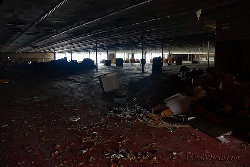 Flickr Un Kmart abandonné dans la région de Miller de Gary, IN. Plus tard, il est évidemment devenu un centre de recyclage pour les déchets électroniques. Cependant, cela ressemble à une courte durée - l'endroit ressemble plus à un site de décharge illégal. Il y a des tas et des tas de cas d'imprimante et d'ordinateur (à l'intérieur et à l'extérieur), des palettes de cartouches de toner usées, des scanners de prix des boîtes, des appareils AED, des claviers - vous l'appelez.