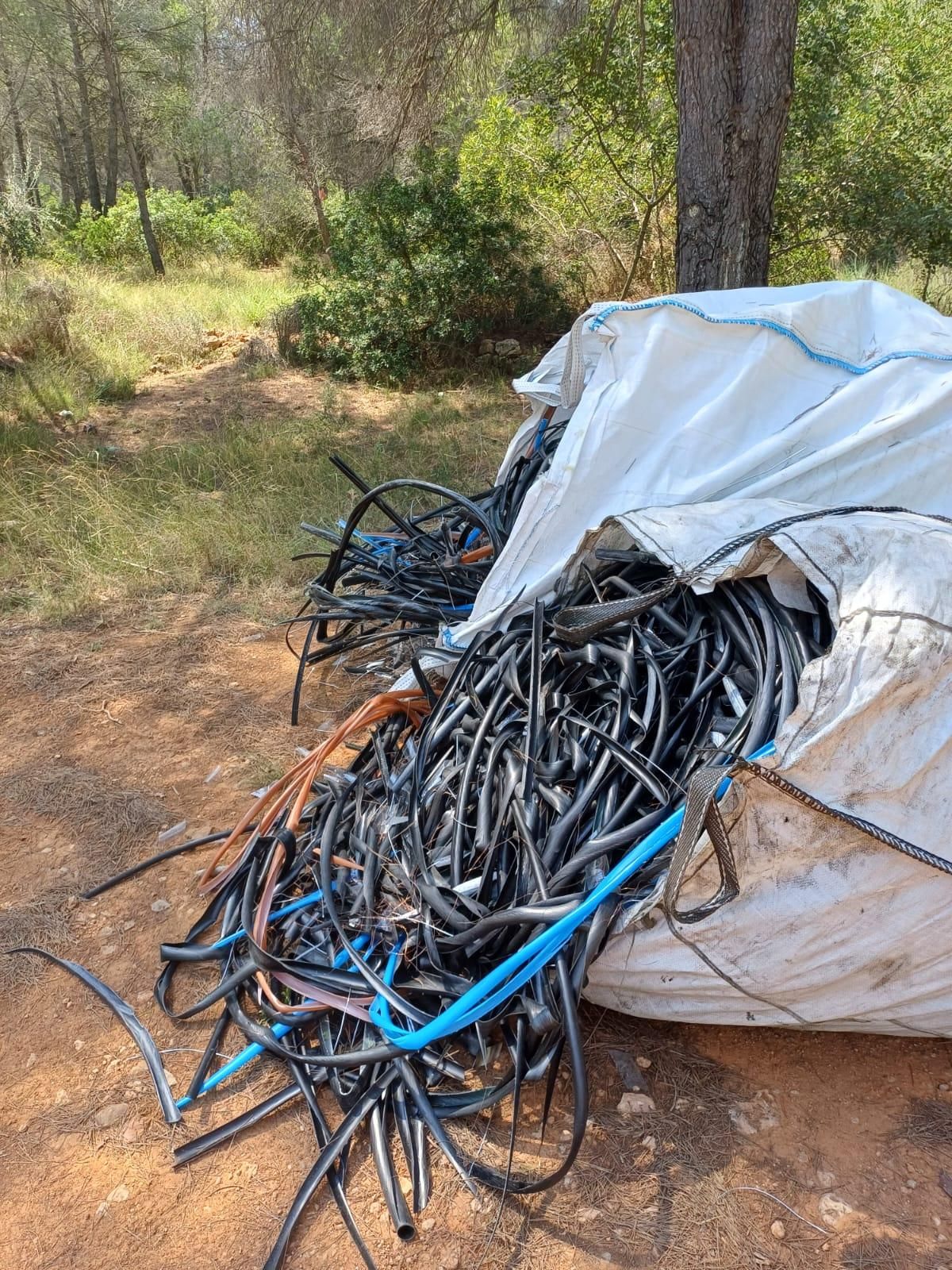 Détail de deux des sacs abandonnés illégalement de nature.
