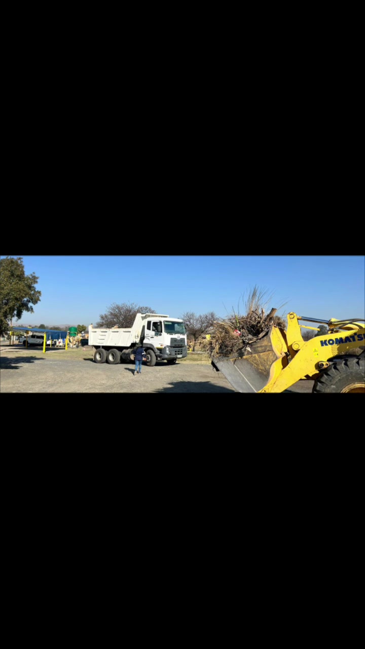 , Tiktok (illegal waste dumping): Claignage de déversement illégal à Molapo Street en face du classement de taxi et de la cueillette