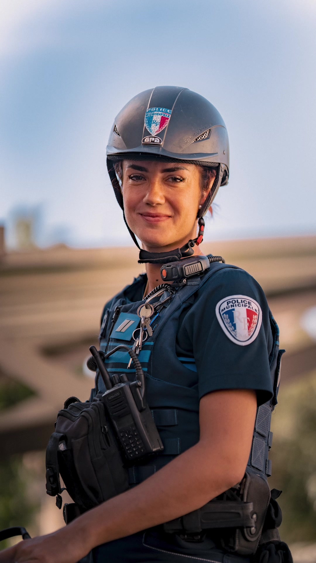 , Tiktok (police municipale): Jour 29 – J’offre des photos à deux cavalières de la police municipale à Nice.