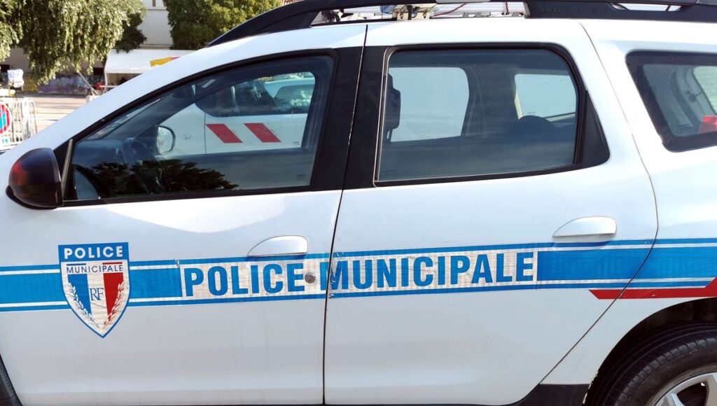 Une-voiture-de-la-police-municipale-percutee-par-un-conducteur