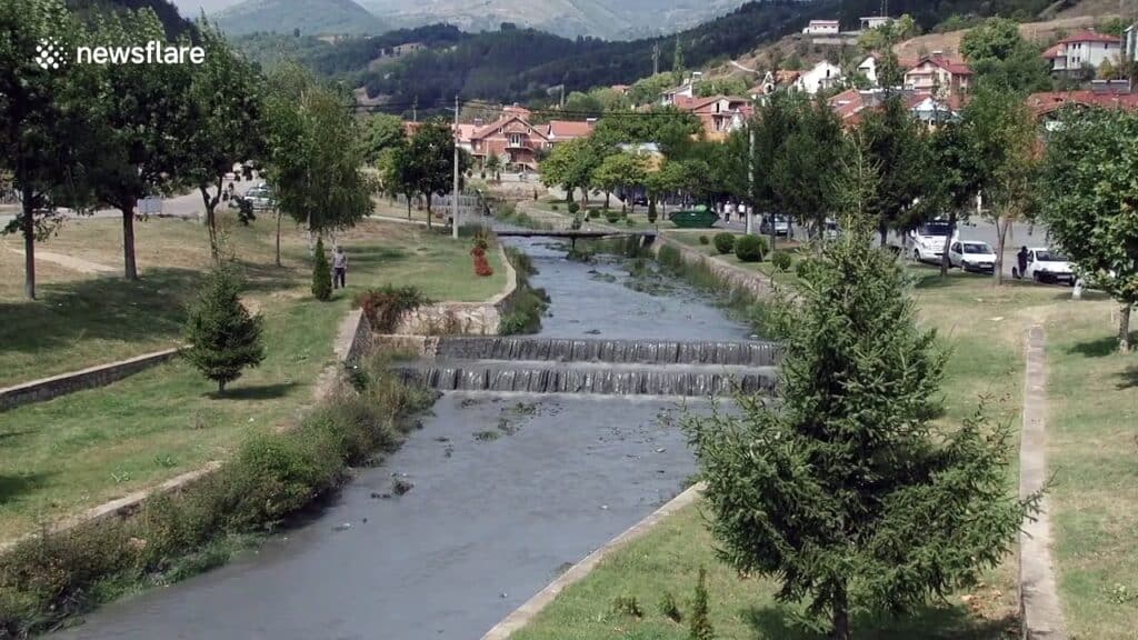 Préoccupation écologique après les déchets déversés dans la rivière North Macédoine