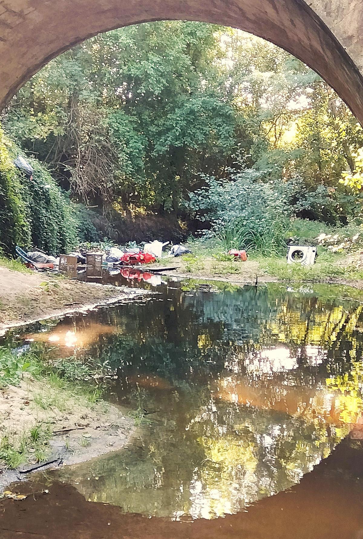 Des ordures polluantes affectent le cours d’eau, dont une machine à laver qui devrait être déposée dans une déchetterie.