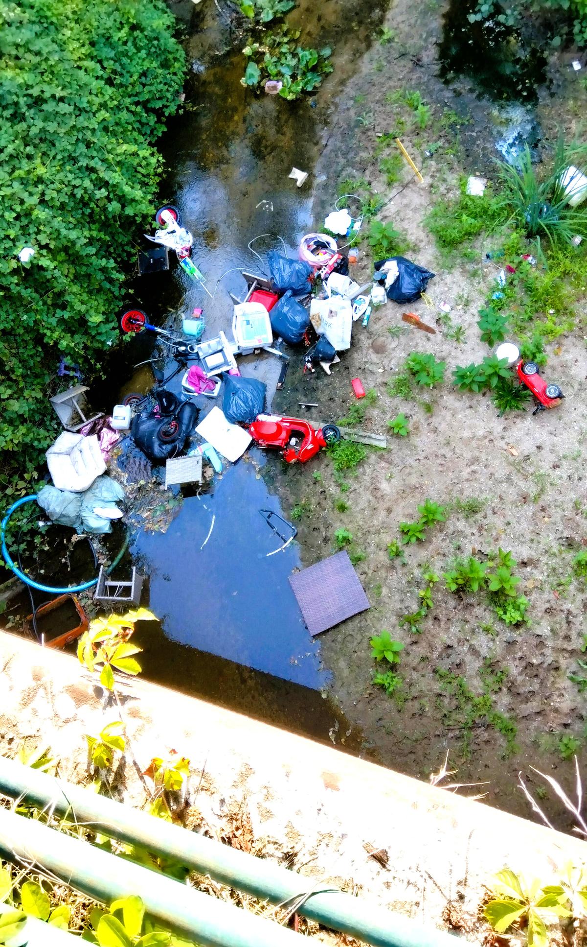 Les déchets seraient peut-être tombés depuis le pont.