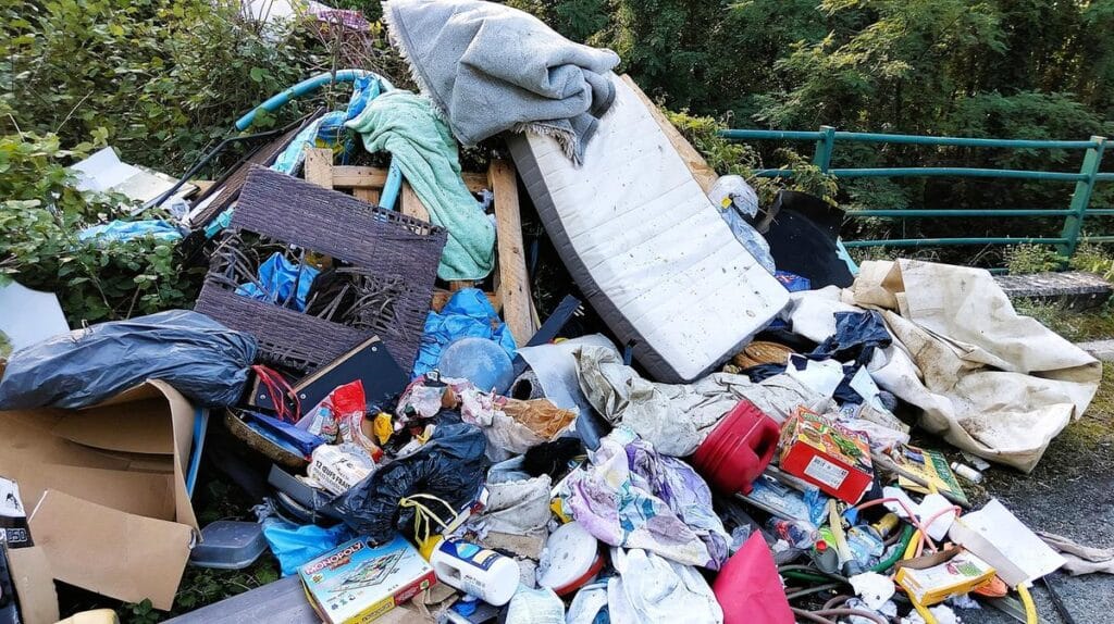 1757427960_en-Haute-Gironde-des-ordures-ont-ete-deversees-dans-un