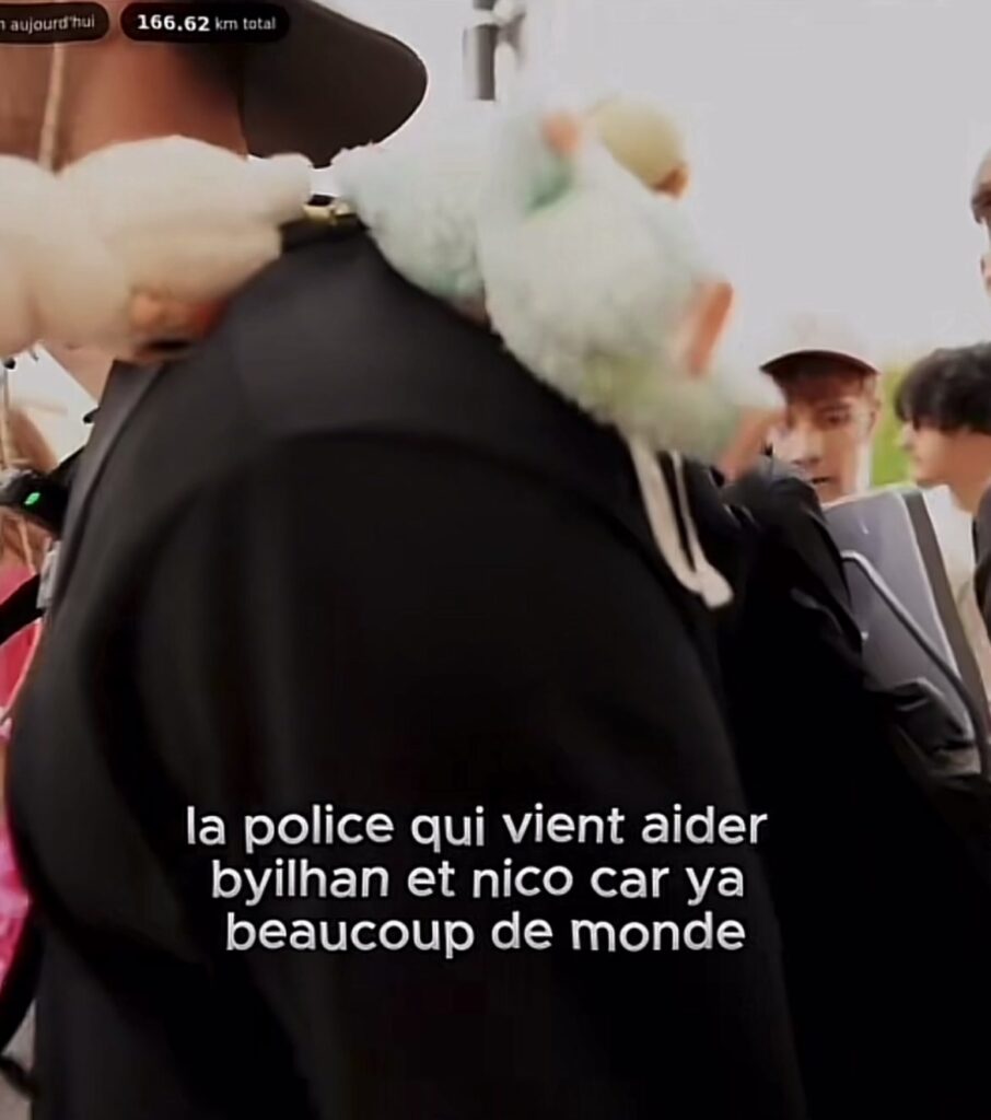 La police municipale vient les aider tellement qu’il y a du monde autour d’eux