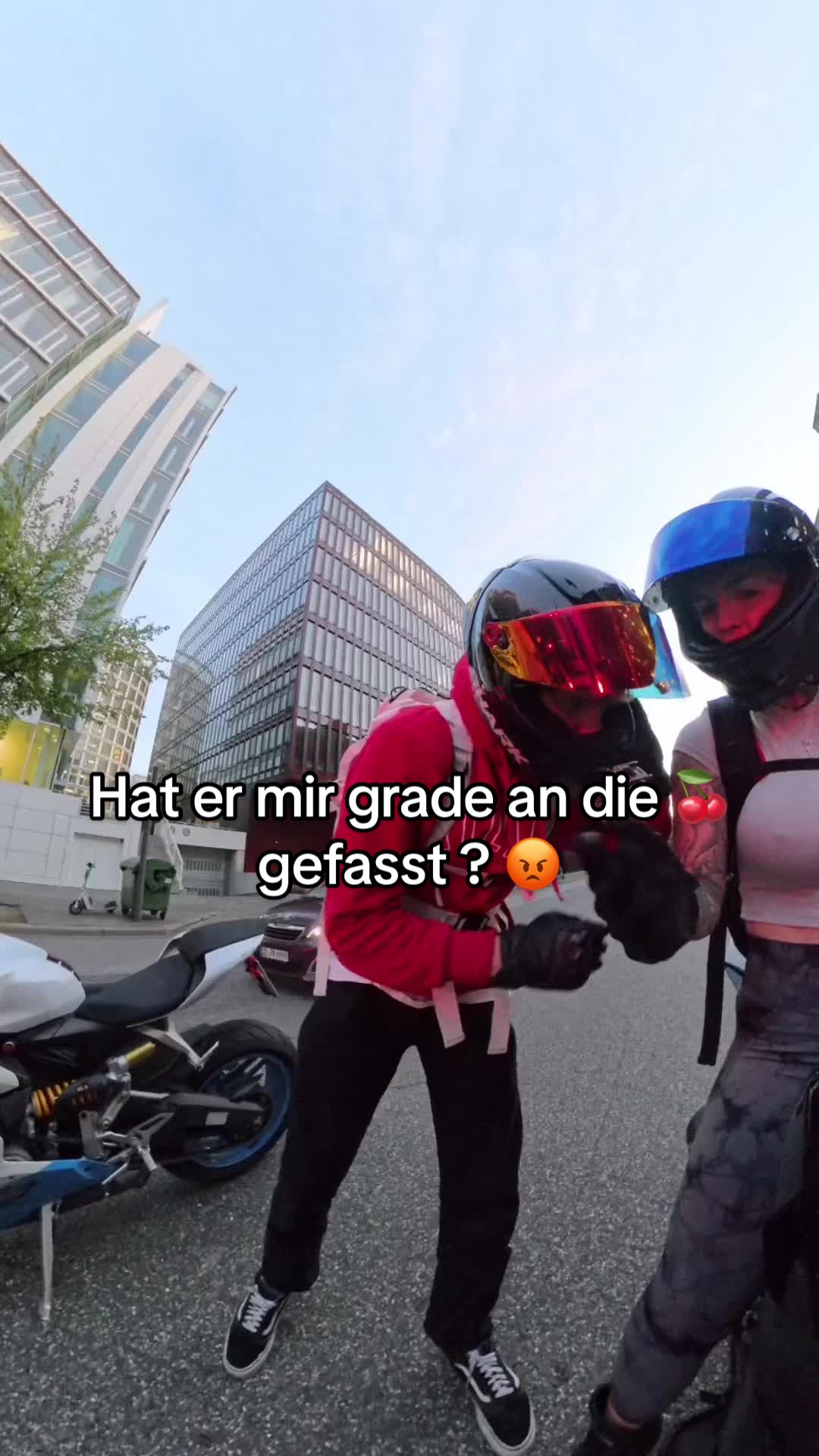 , schlagloch,Le feu de circulation s’arrête avec une surprise … Les conducteurs Ducati n’ont tout simplement aucune inhibition sur Tiktok