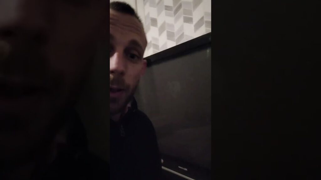 Télévision en panne, coup de poing magique