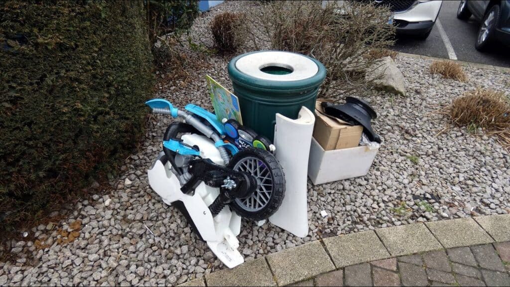 Brumath et un dépôt sauvage a une poubelle publique