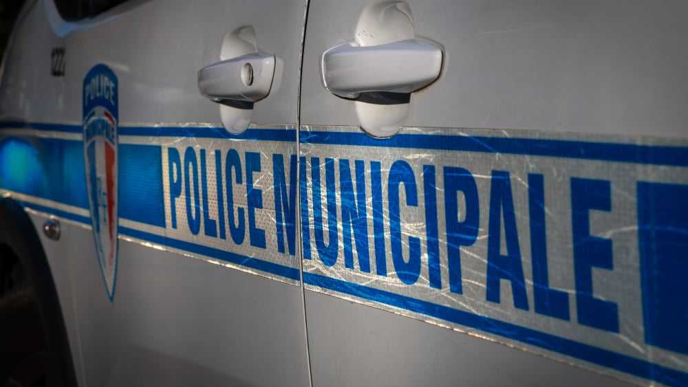 , Deux blessés dans un accident entre un motard de la police et un homme à motocross en plein rodéo urbain à Sorgues