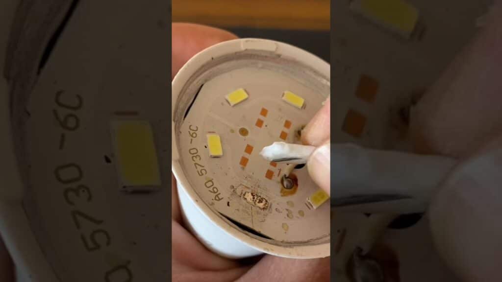 Comment réparer une ampoule grillée #chorts