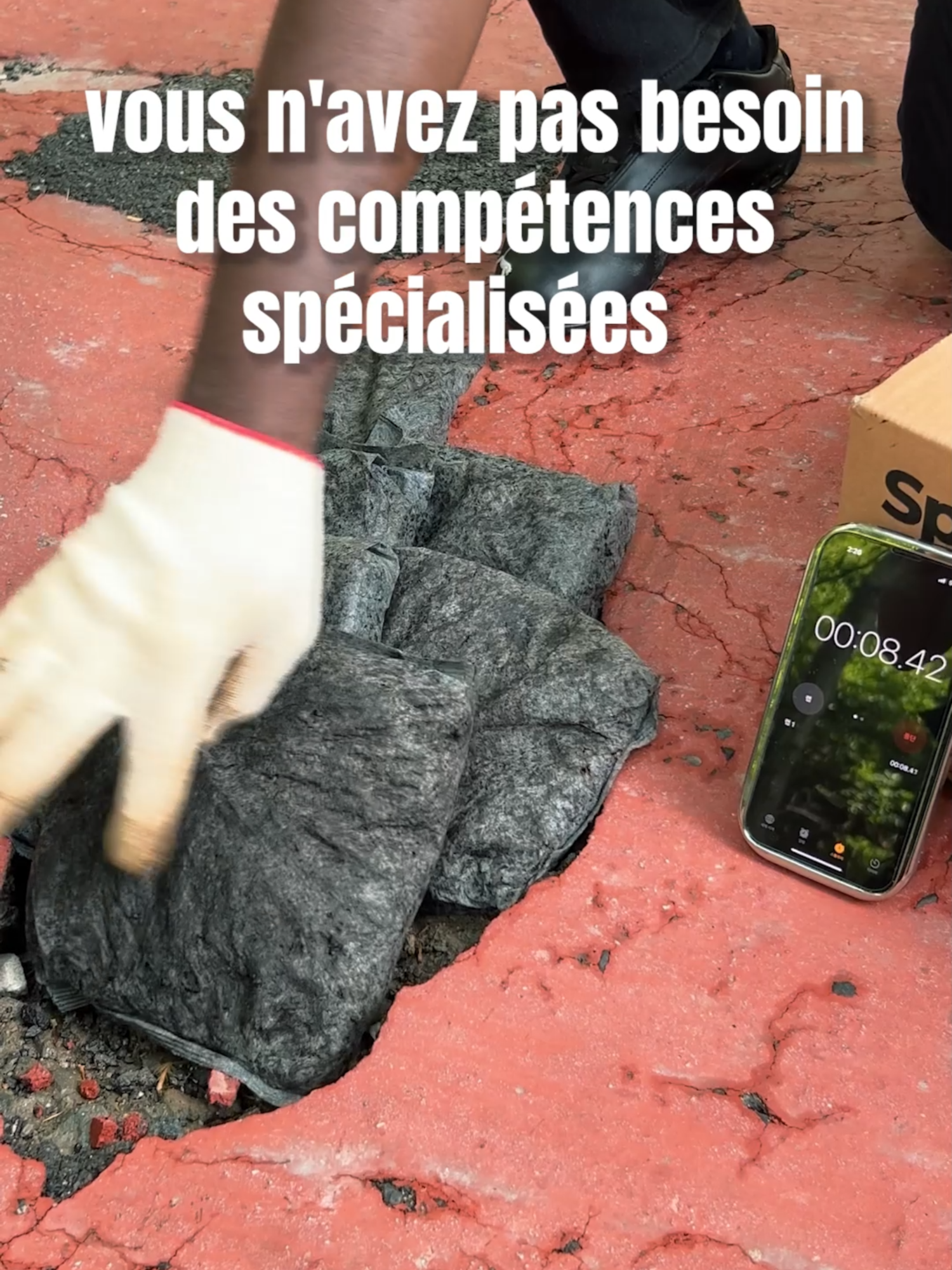 , Tiktok (nid-de-poule): Réparer un nid-de-poule sans outil ? Voilà Aucun outil. Aucune machine. Même pa