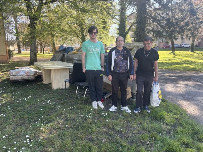 Quentin, Farid et Claude sont excédés par la situation.