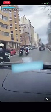 Dailymotion Un motard de la police municipale pousse un scooteriste pour mettre fin à une course poursuite