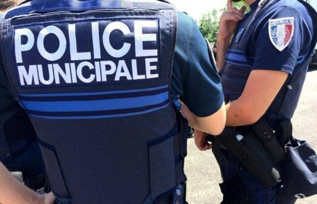 , Près de Clermont. Le maire de cette commune veut faire chuter la délinquance, il arme sa police municipale