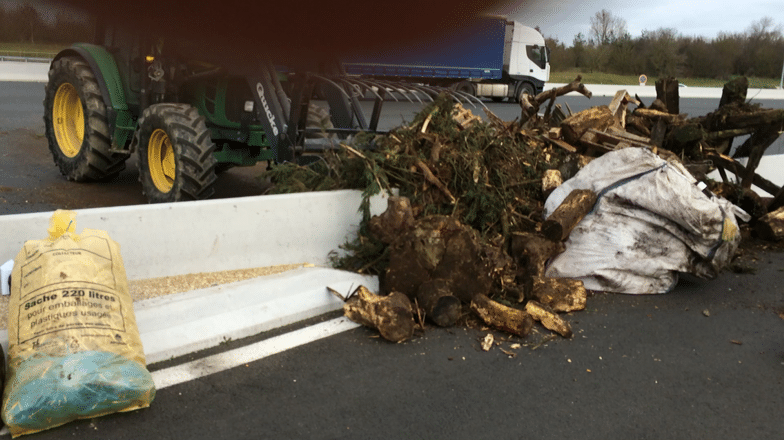 Au péage de l'autoroute d'Ancenis, les agriculteurs déchargent leurs remorques