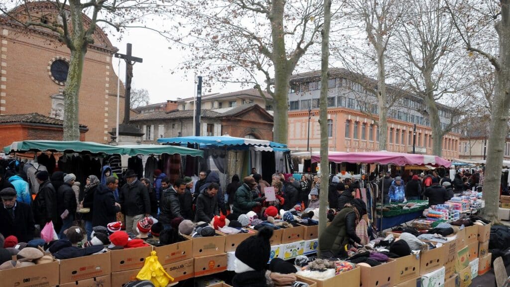 , Sur un marché de Toulouse, plus de 900 produits de contrefaçon saisis par les douanes et la police municipale