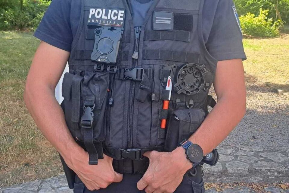 Des caméras piéton ont rejoint l'équipement des policiers municipaux fertois, qui doivent également bientôt être dotés de pistolets semi-automatiques.