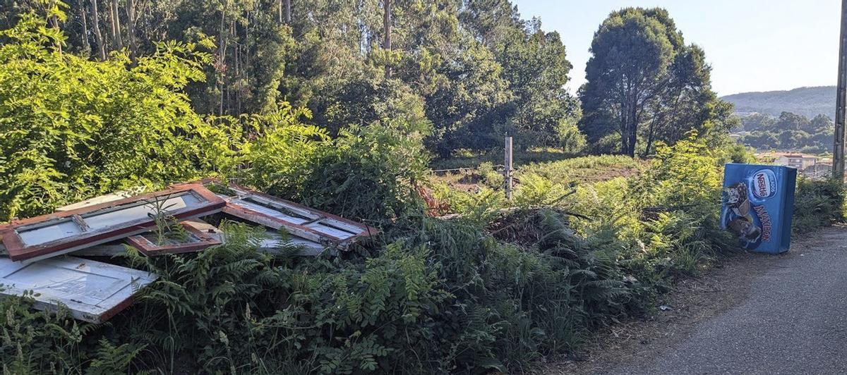 Les déchets accumulés au bord de la route et au fond le réfrigérateur transformé en autel de protestation. | F.COMTE