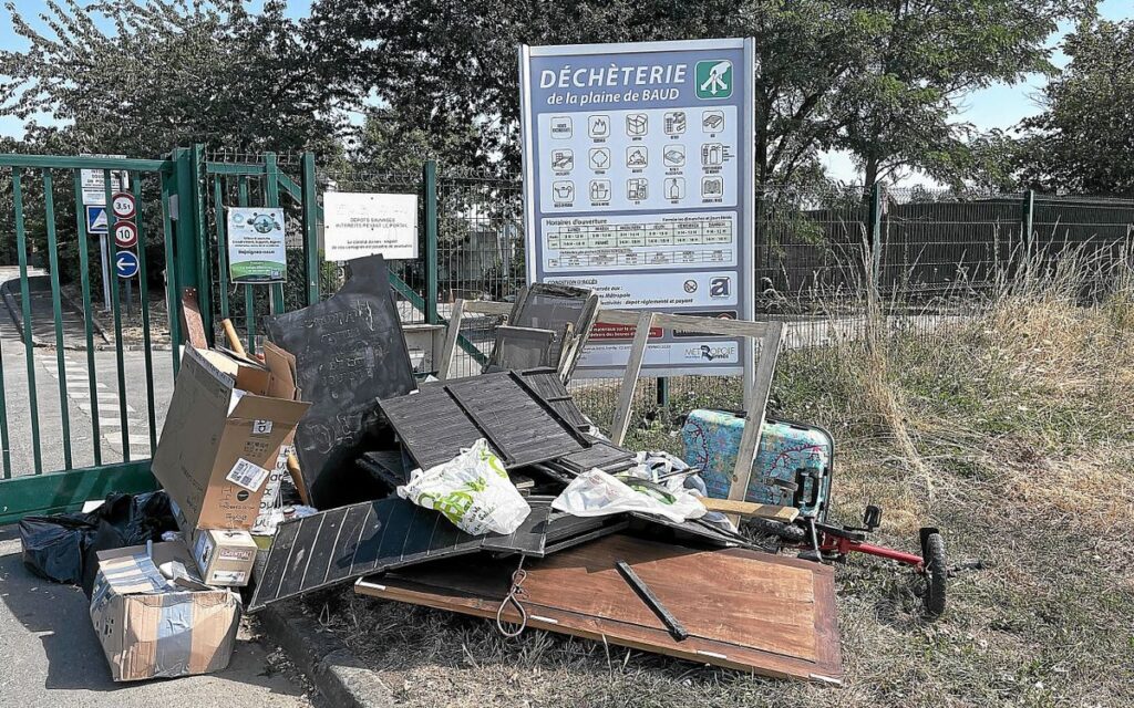 , « Si je reçois une amende, je vais la contester » : exaspérés par la fermeture soudaine des déchetteries autour de Rennes, ils laissent tout sur place