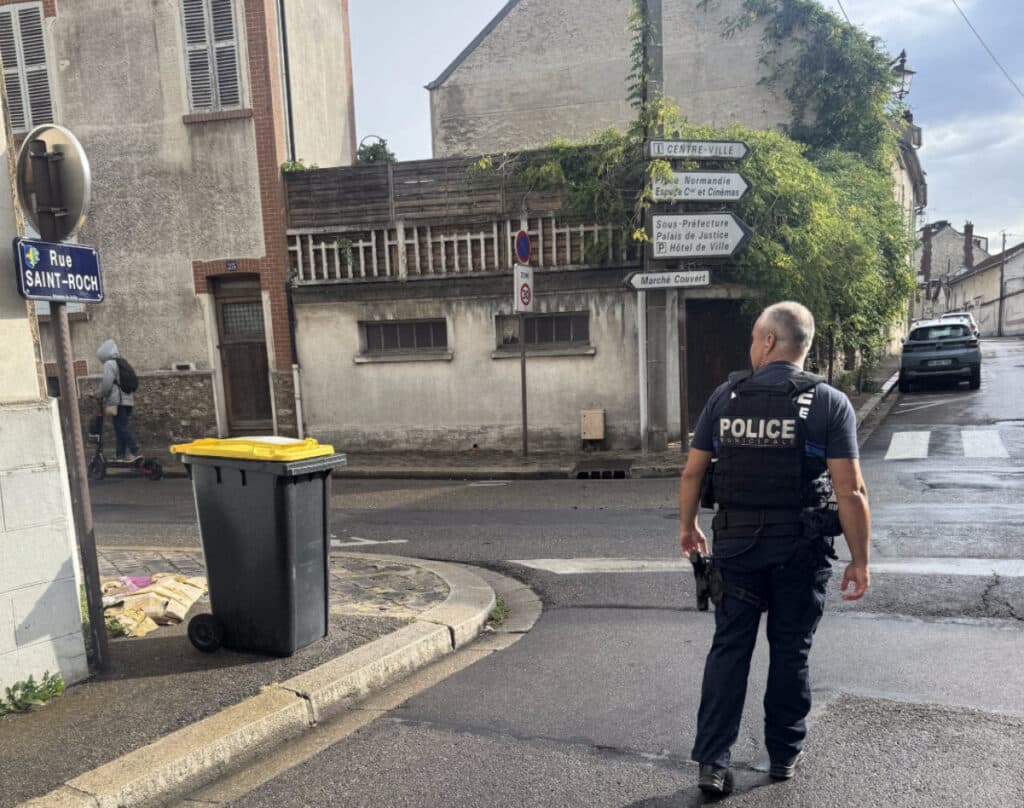 , ce policier municipal de Mantes-la-Jolie a sauvé un bébé