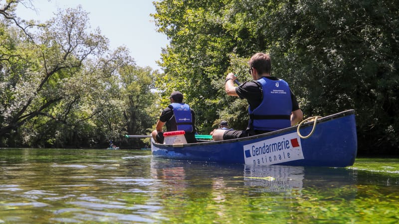 Tommy et Guillaume, gendarmes, effectuent pour la première fois une descente de la Sorgue.