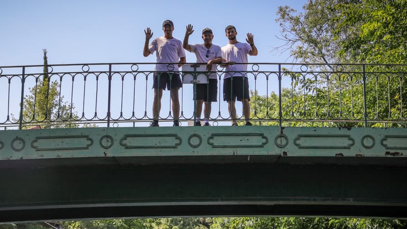 Marco et son équipe, médiateurs de la tranquillité publique, surveillent que personne ne saute du pont.