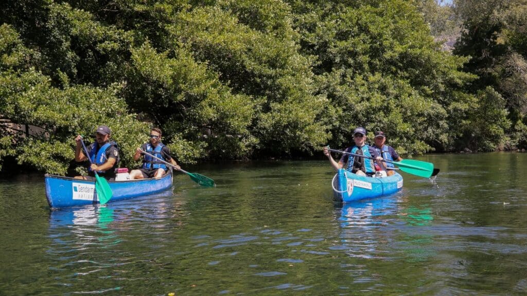, Patrouille en canoë avec police et gendarmerie au fil de l’eau, entre Fontaine-de-Vaucluse et L’Isle-sur-la-Sorgue