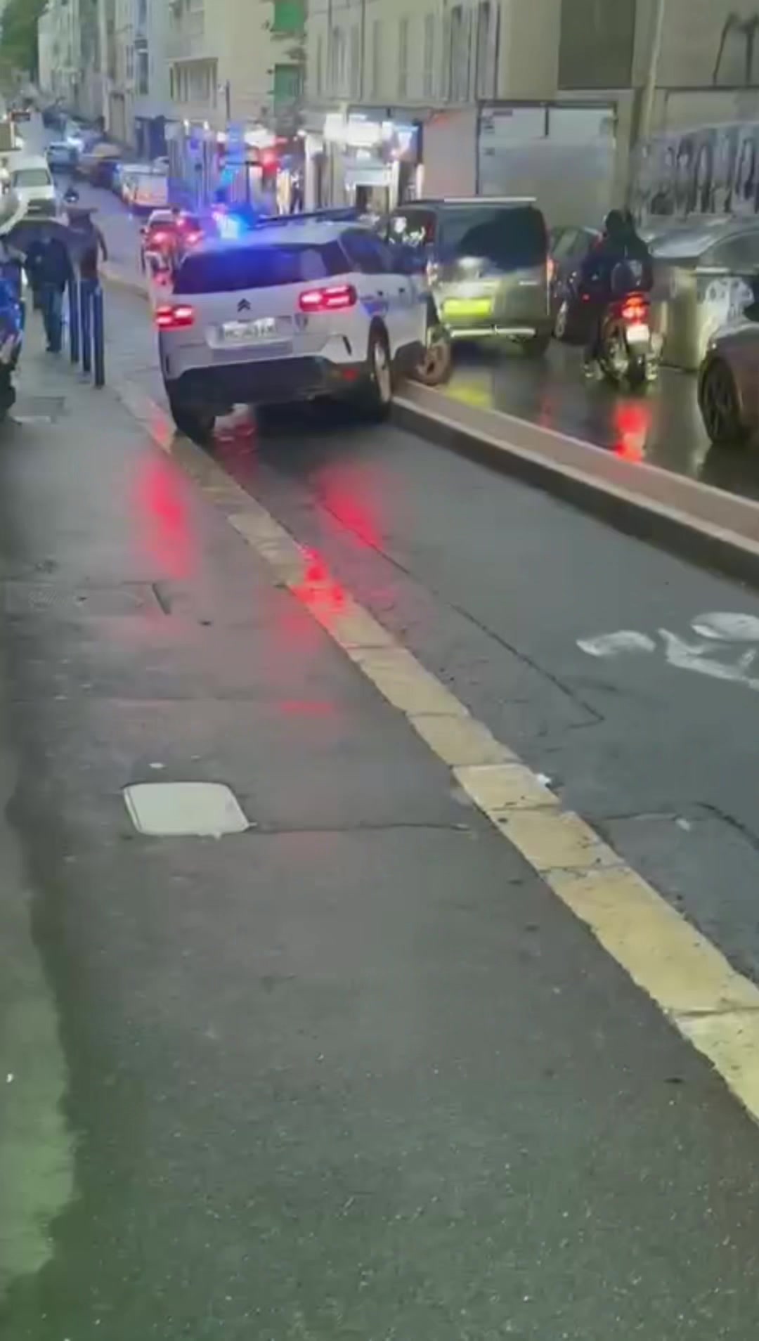 , police municipale; Mdr La scène parle d’elle même. Police municipale bloquée en plein trottoir à