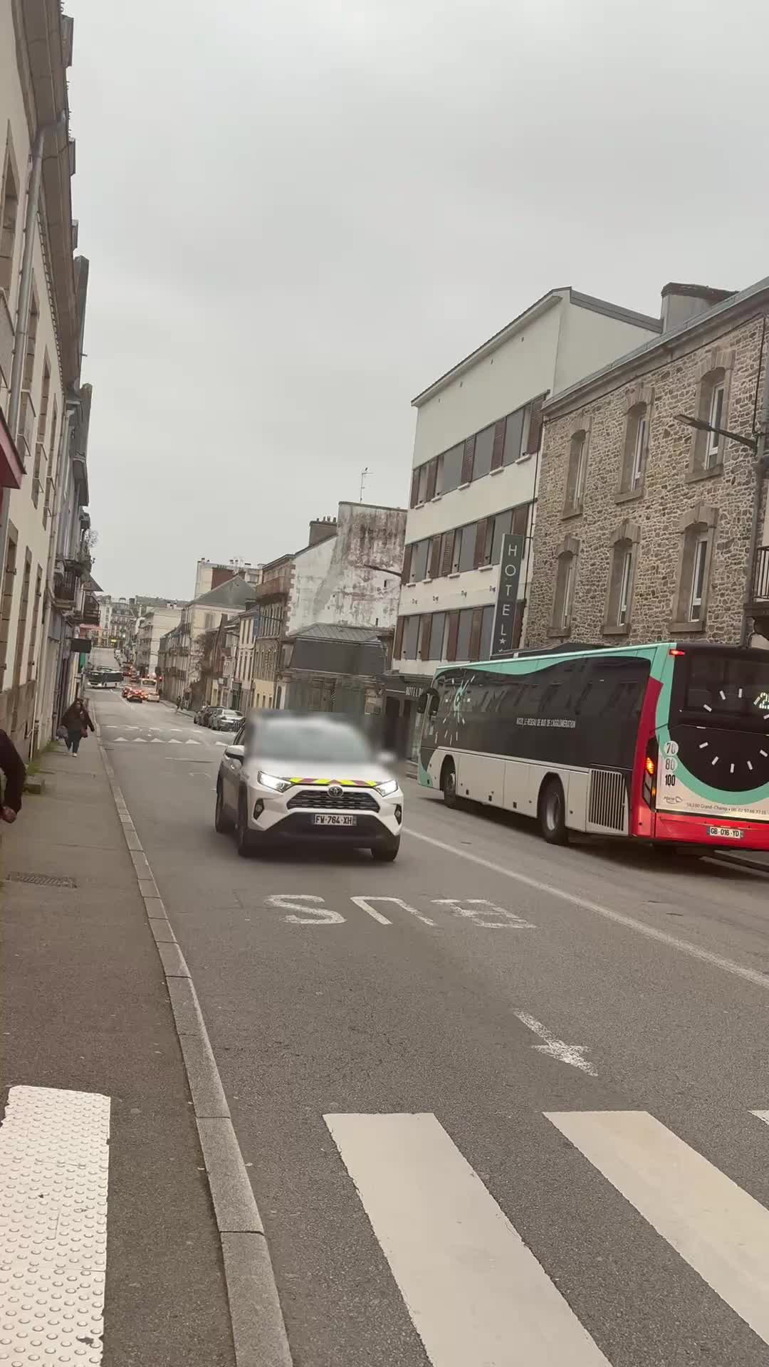 , Tiktok (police municipale): Merci aux conducteurs de la voiture de la police municipale pour le signe de la