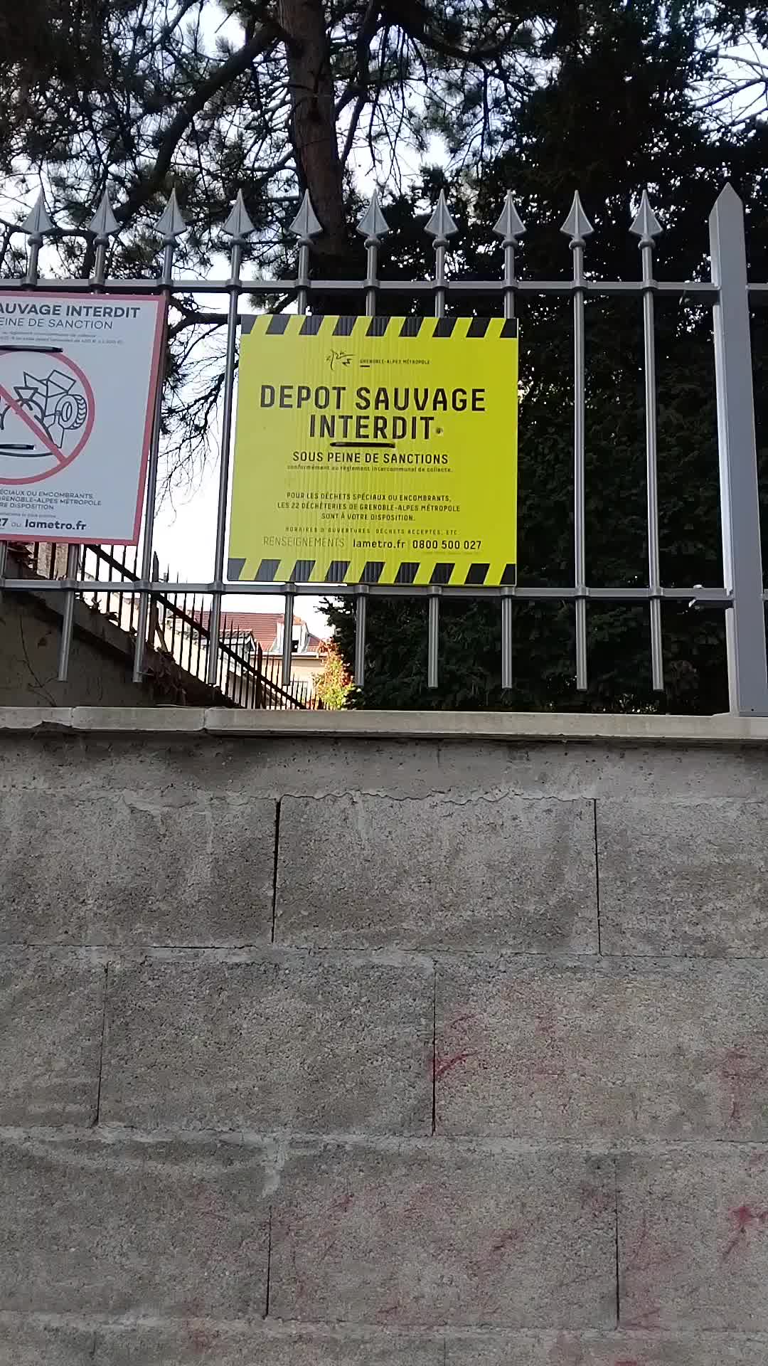 , dépôts sauvages; dépôt sauvage sous affichage d interdiction de dépôt sauvage rue du drac à G